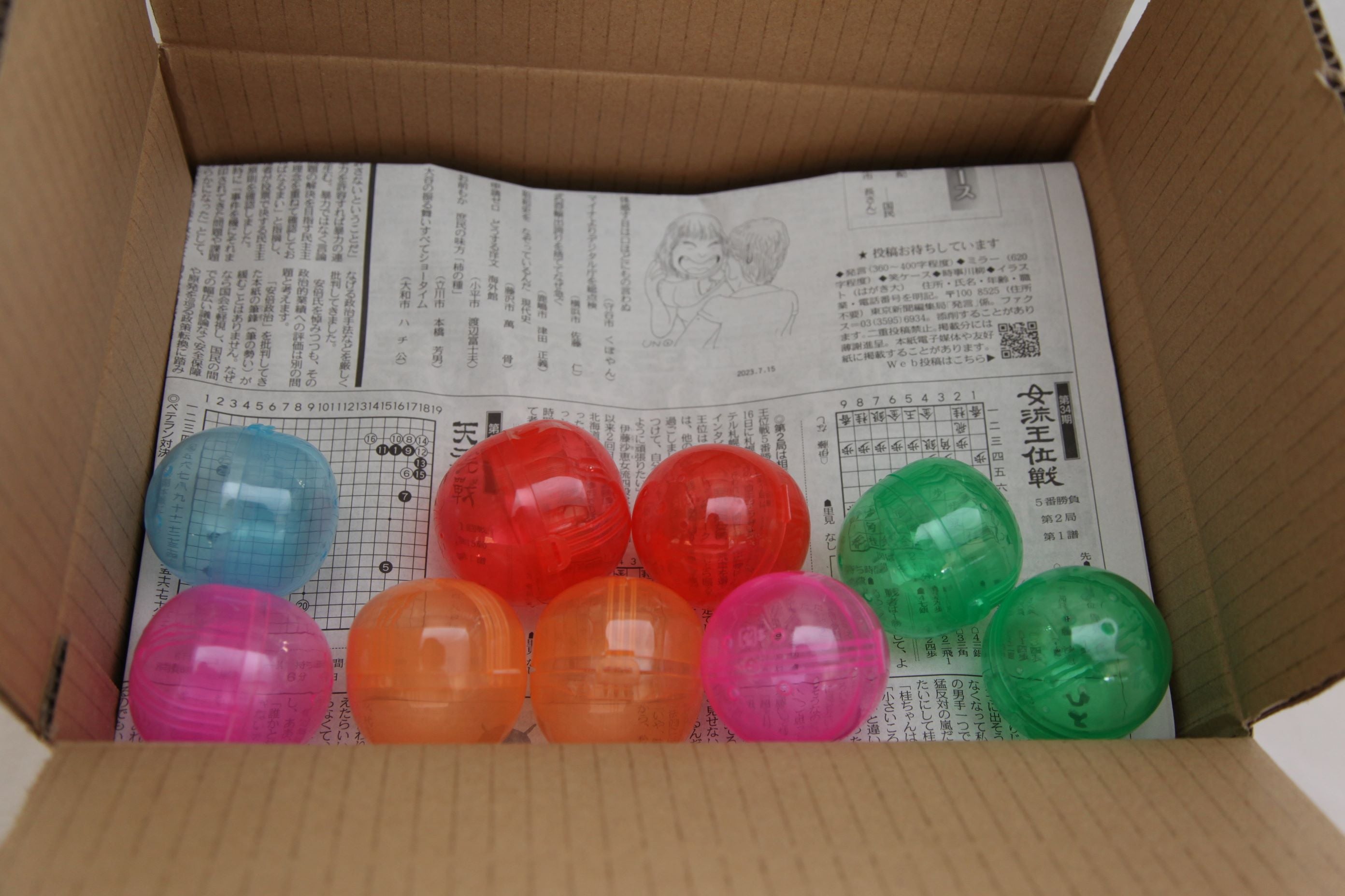 0670★空カプセル　ガチャガチャ　大小色ミックス　68個